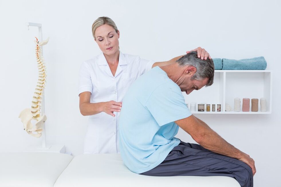 médico examina as costas com osteocondrose