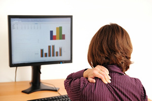 Osteocondrose cervical em uma mulher sentada em um computador